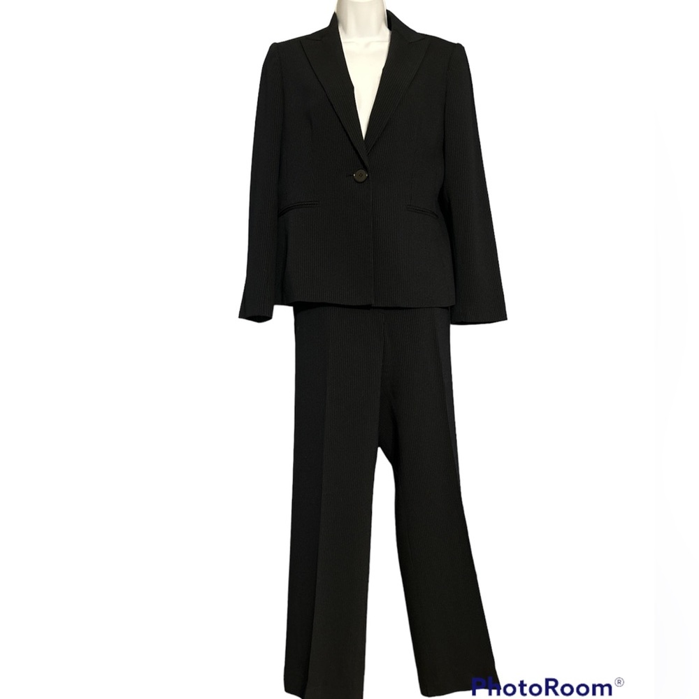 Kasper 2PC Pant Suit Women’s Size 8 Blazer Buttons Black Pinstriped and pants